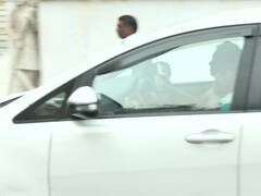 Tunisha Sharma Death: दिवंगत एक्ट्रेस तुनिषा की मां से मिले केंद्रीय मंत्री रामदास अठावले, 25 लाख रुपये मुआवजा देने की मांग, देखें तस्वीरें