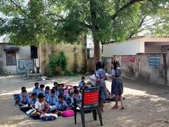 PHOTO : शाळेची इमारत नसल्याने सर्व ऋतू झेलत विद्यार्थी झाडाखाली गिरवत आहेत शिक्षणाचे धडे