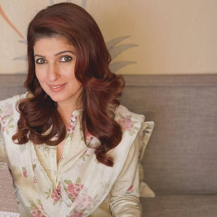 ববি দেওলের বিপরীত 'বরসাত' ছবি দিয়ে বলিউডে আত্মপ্রকাশ হয় টুইঙ্কল খন্নার। ছবিটি বক্স অফিসে দারুণ সফল হয়। প্রথম ছবিতেই দর্শকদের নজর কাড়েন অভিনেত্রী।