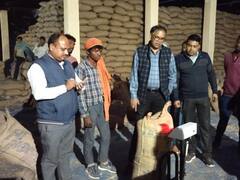 छत्तीसगढ़: धान खरीदी केंद्र पर अव्यवस्था देख भड़के जिला कलेक्टर पीएस ध्रुव, तीन अधिकारियों को थमाया नोटिस