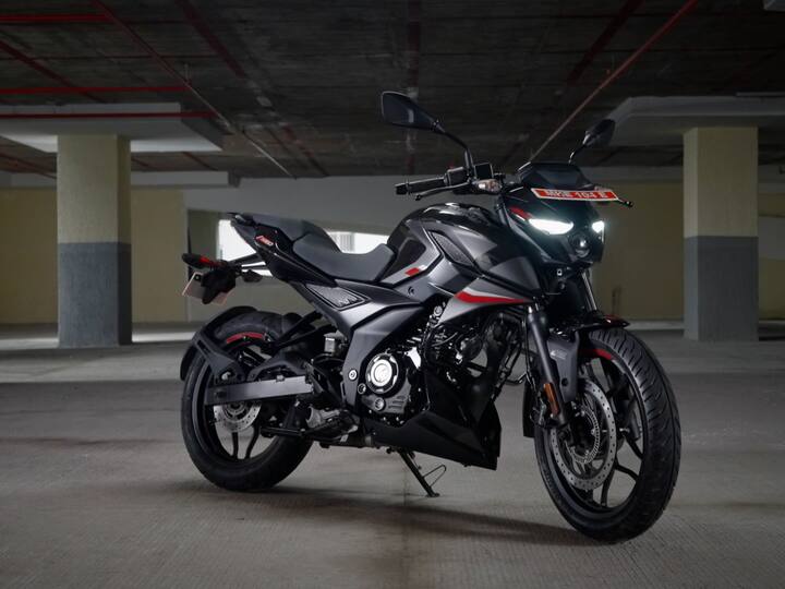 Bajaj Pulsar N160 — The Pulsar brand continues to be strong as ever with the N160 opening up a new segment while providing a nice balance between performance and practicality. It is more of a smaller brother to the N250 and is the Pulsar way of making a 160cc segment bike. It also sits on the sportier scale and has the poise of a much higher segment motorcycle which brings a sportier edge into this segment space. The Pulsar brand has seen a big evolution with the N160. (Source: Somnath Chatterjee)