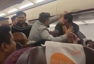 VIDEO: બેંગકોકથી કોલકાતા આવી રહેલી ફ્લાઈટમાં બે મુસાફરો વચ્ચે થઈ મારપીટ, વીડિયો વાયરલ