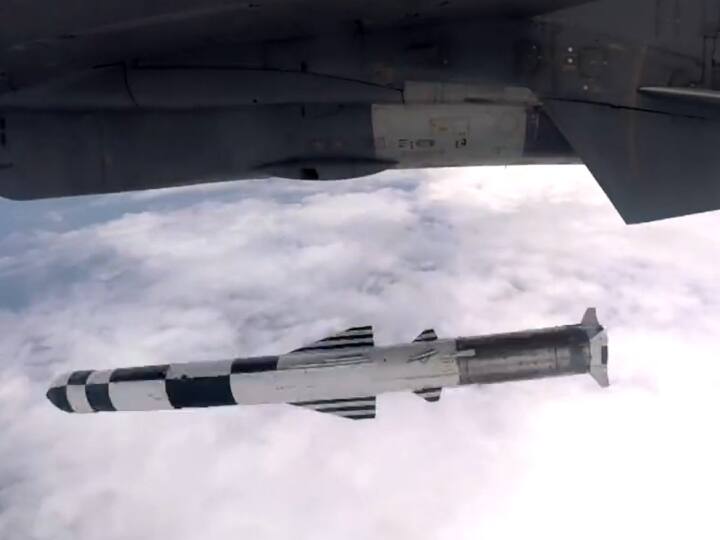 BrahMos Air-Launched Missile: ब्रह्मोस की एक्सटेंडेड रेंज का टेस्ट सफल, सुखोई विमान से 'टारगेट' पर किया हमला