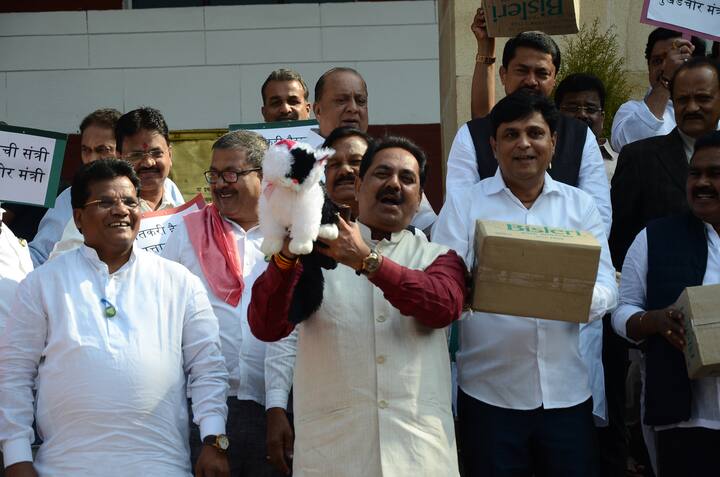 विधिमंडळ अधिवेशनाच्या दुसऱ्या आठवड्यातील चौथ्या दिवसाचं कामकाज सुरू झालयं. आजही विरोधकांनी विधानसभेच्या पायऱ्यांवर जोरदार घोषणाबाजी करत सत्ताधाऱ्यांविरोधात आक्रमक सूर आवळला.