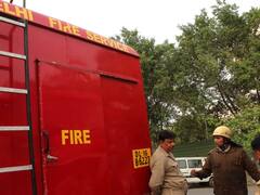 दिल्ली: बिल्डिंग में लगी आग में फंसे परिवार के 14 लोग, पुलिस ने जान की बाजी लगाकर निकाला सुरक्षित