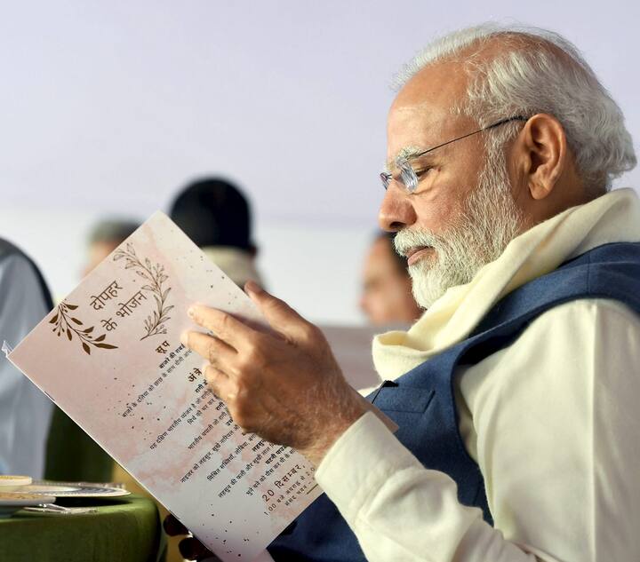 দুপুর সোয়া ২টো নাগাদ দিল্লি উড়ে যাবে প্রধানমন্ত্রীর বিমান। সূত্রের খবর, শুক্রবারই জোকা-তারাতলা মেট্রো রুটের উদ্বোধন হতে পারে প্রধানমন্ত্রীর হাতে।