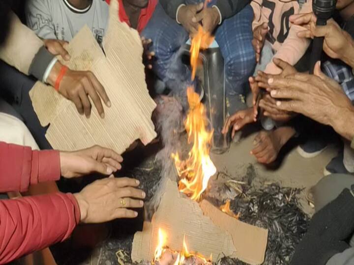 Cold Wave in Bihar: बिहार में शीतलहर बढ़ने से जीवन अस्त व्यस्त हो गया है. बीते 24 घंटे में बिहार का पारा दो से तीन डिग्री नीचे आया है. आने वाले समय में तापमान और भी नीचे गिरने की संभावना है.