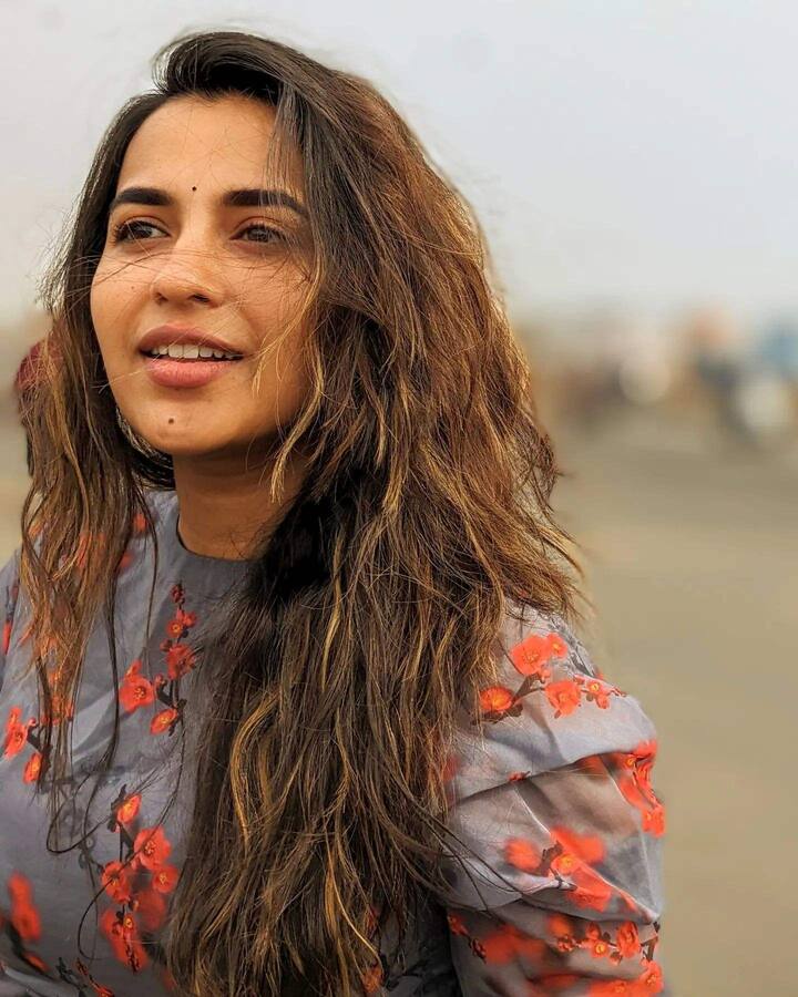 ప్రస్తుతం 'శశి వదనే' చిత్రంలో నటిస్తోంది.Photo Credit: Komalee Prasad/Instagram