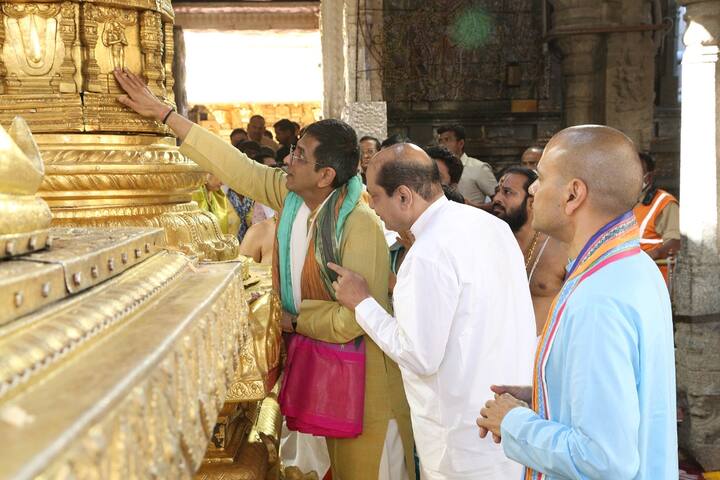 సుప్రీంకోర్టు ప్రధాన న్యాయమూర్తి జస్టిస్ డివై చంద్రచూడ్ తొలిసారిగా తిరుమల వేంకటేశ్వర స్వామివారిని, వరాహస్వామి వారిని దర్శించుకున్నారు.