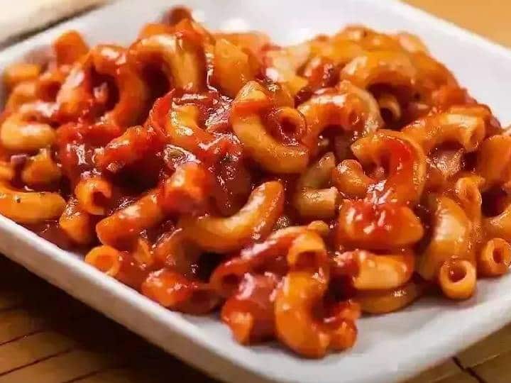 एक पैन में 3 कप पानी डालें, पास्ता डालें और उबाल आने दें. इसे पास्ता के पकने तक उबलने दें. पकने के बाद इसे छान लें, ठंडे पानी के नीचे चलाएं और एक तरफ रख दें.