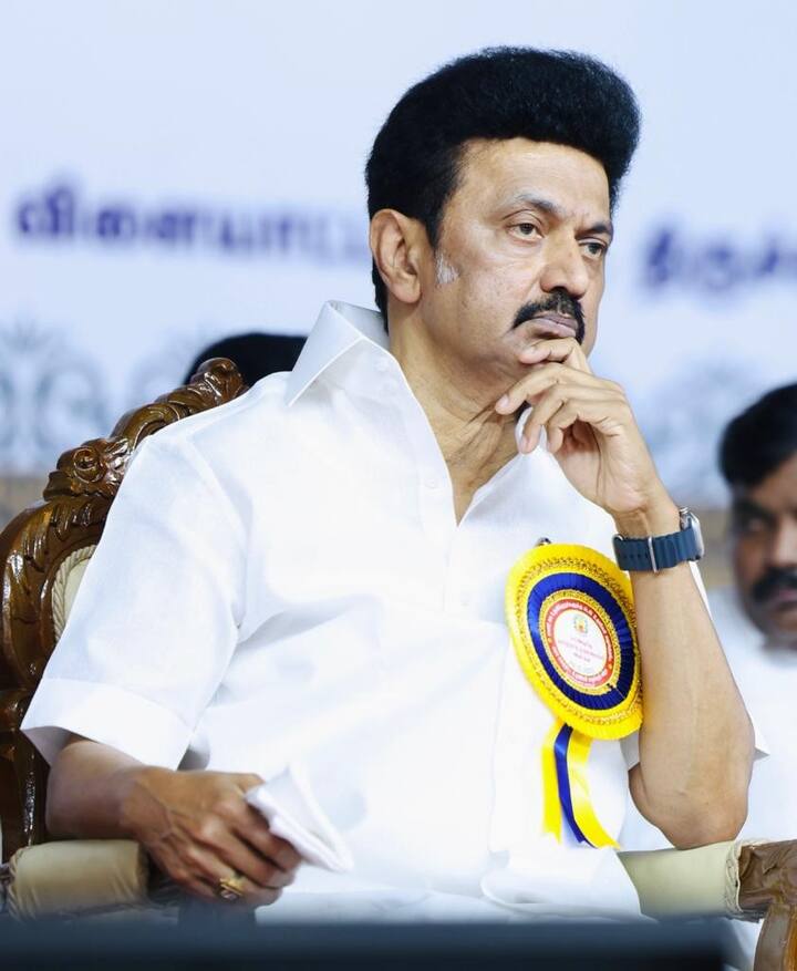 திருச்சியில் உள்ள அண்ணா விளையாட்டு அரங்கில் நடைபெறும் நிகழ்ச்சியில் பங்கேற்றார்