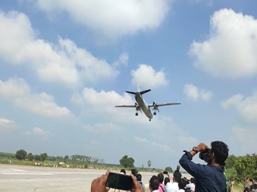 Bapatla district Korisapadu Air Force planes landing on highway trail run successful DNN Bapatla News : బాపట్ల జిల్లాలో హైవేపై దిగిన విమానాలు, ఎమర్జెన్సీ ల్యాండింగ్ ట్రైల్ రన్ విజయవంతం