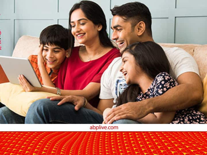 Jio Airtel Vi best family postpaid plan packs in Hindi घर में चार लोगों के पास फोन है और चारों अलग अलग रिचार्ज करवाते हैं... तो ये प्लान हैं बेस्ट, काफी सस्ता पड़ेगा