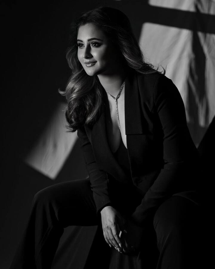 रश्मि देसाई इस ब्रालैस कोट-पेंट आउटफिट में काफी ज्यादा हसीन लग रही हैं. तस्वीरों को शेयर करते हुए उन्होंने लिखा कि – ‘इन लव’