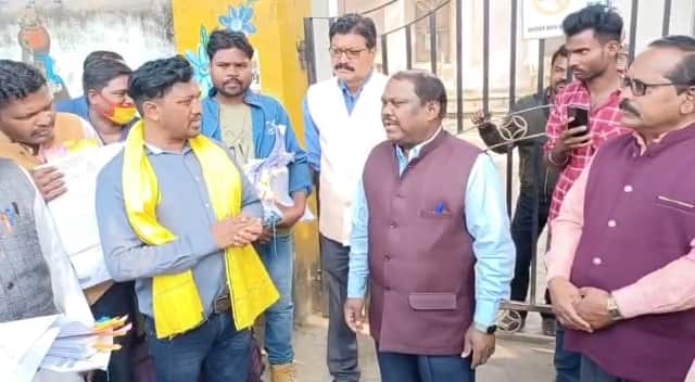 दरअसल, सरगुजा संभाग के अलग-अलग जिलों में निवासरत 4 हजार से ज्यादा पण्डो जनजाति के लोग  संभाग मुख्यालय अम्बिकापुर पहुंचे.