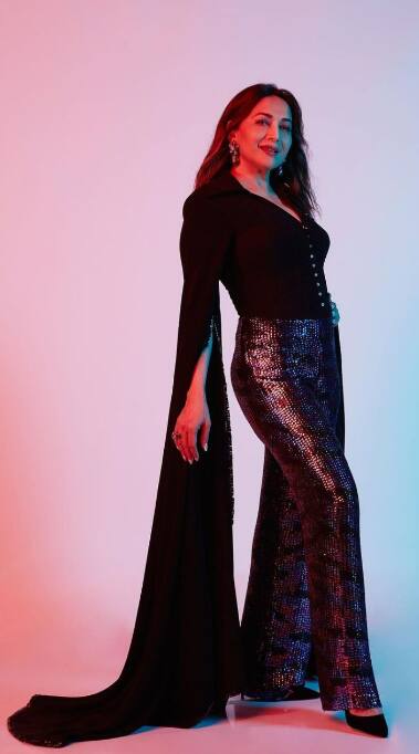 माधुरी दीक्षित का यह वाला भी लुक काफी हटके है.उन्होंने ब्लैक शर्ट और शिमरी पैंट कैरी किया है, यह भी काफी ग्लैमरस लुक दे सकता है.