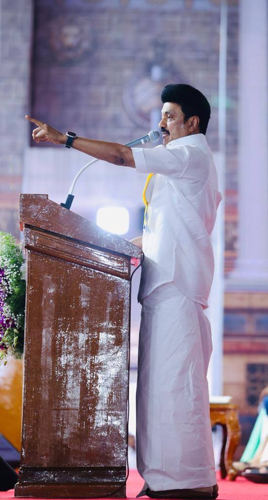 பல நலத்திட்டங்களை வழங்கினார்