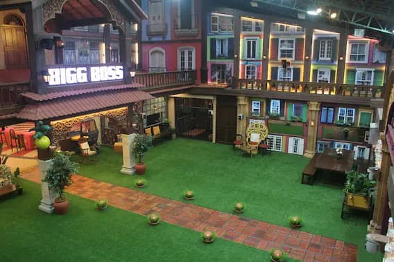 यंदाच्या बिग बॉस मराठीच्या घराची थीम देखील बाल्कनी आणि चाळ संस्कृतीवर आधारित आहे. बिग बॉसच्या इतिहासात पहिल्यांदाच असा सेट तयार करण्यात आला आहे.
