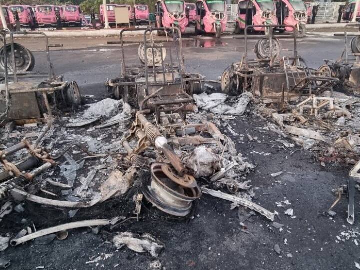 Sudden fire in brake 15 electric auto near Statue of Unity in gujarat reasons being investigated स्टैच्यू ऑफ यूनिटी के पास खड़े 15 इलेक्ट्रिक ऑटो रिक्शा में अचानक लगी आग, वजहों की हो रही जांच