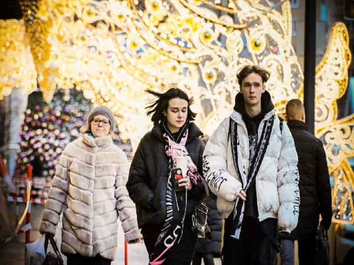 Passers-by in downtown Moscow walk in front of Christmas and New Year decorations. With the Christmas season behind us, we may look forward to an optimistic, joyful, and happy new year.  (Image Source: AFP)