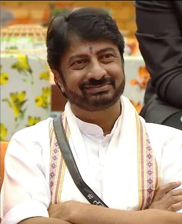 मराठी अभिनेते किरण माने हे बिग बॉस मराठीच्या घरातील सर्वात वयाने मोठे असलेले सदस्य. मात्र, बिग बॉसच्या शर्यतीत किरण माने यांनी देखील चांगलाच दबदबा निर्माण केला आहे.