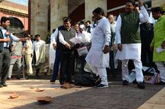 In Pics : महाराष्ट्राचे एकच म्हणणे... द्या हाकलून हे बुजगावणे... घोषणांनी दणाणला विधानभवन परिसर