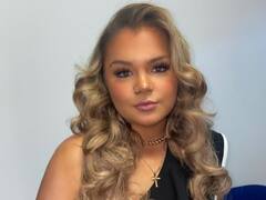 Flight attendant: खूबसूरत फ्लाइट अटेंडेंट को देख आहें भरते हैं लोग, पैसेंजर ने डेट का दिया ऑफर-  देखें तस्वीरें