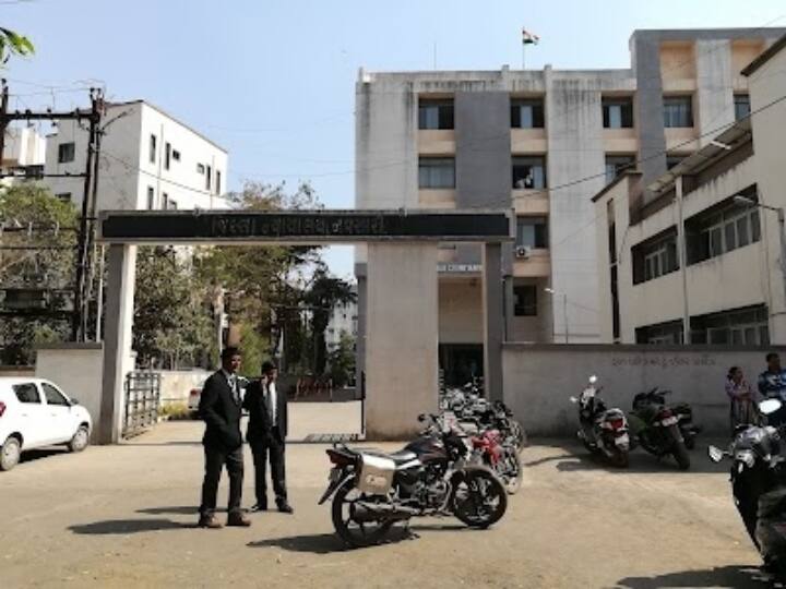 Gujarat News: गुजरात में अपर जिला जज पर कोर्ट रूम में आरोपी ने पत्थर से किया हमला, बाल-बाल बचीं Navsari Additional District Judge was attacked by convict Dharmesh Rathod with stone during hearing in court room Gujarat News: गुजरात में अपर जिला जज पर कोर्ट रूम में आरोपी ने पत्थर से किया हमला, बाल-बाल बचीं