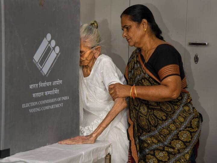हीराबेन ने इसी साल हुए गुजरात चुनाव 2022 में खुद ही जाकर वोट डाला था.