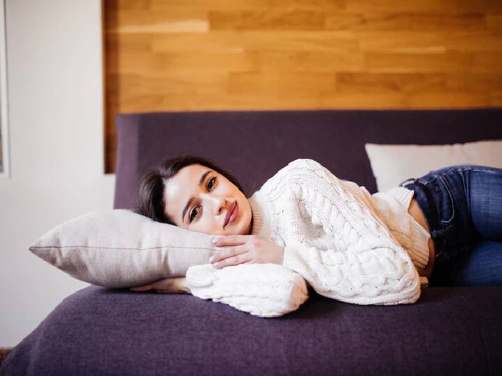 Disadvantages of Wearing Sweater at Night If you sleep wearing a sweater at night then also know these disadvantages related to health Disadvantages of Wearing Sweater at Night: रात को स्वेटर पहनकर सोते हैं आप, तो हेल्थ से जुड़े इन नुकसान को भी जान लें