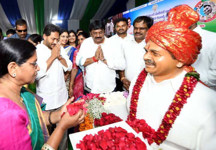 సభా వేదికపై దివంగత నేత రాజశేఖర్ రెడ్డికి నివాళి అర్పిస్తున్న సీఎం, ఇతర ప్రజా ప్రతినిదులు
