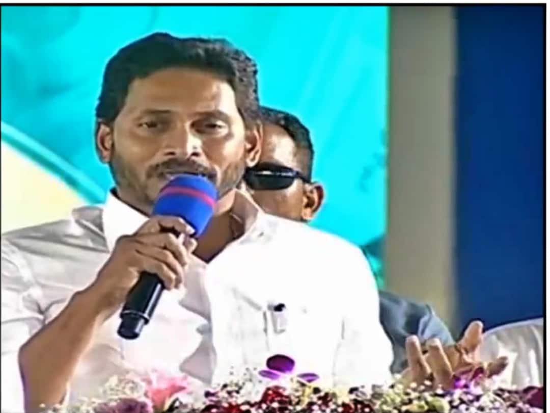 Narsipatnam CM Jagan comments on Chandrababu Pawan Kalyan about politics CM Jagan : రాజకీయాలంటే డైలాగులు, డ్రోన్‌ షాట్‌లు, డ్రామాలు కాదు - సీఎం జగన్
