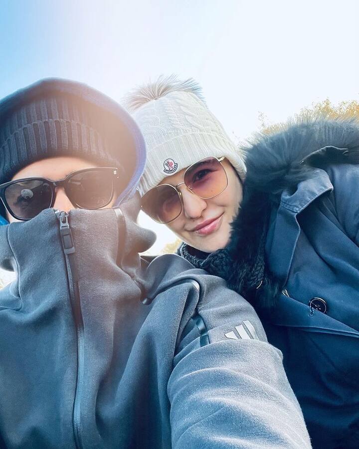 વિકી કૌશલે કેટરિના સાથેની પોતાની સેલ્ફી પોસ્ટ કરી છે. તસ્વીરમાં, કપલે ઠંડીને કારણે સંપૂર્ણપણે ગરમ કપડાં પહેરાલા જોવા મળે છે.