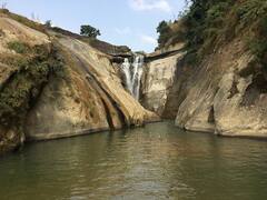 New Year 2023: सर्दियों में और भी खूबसूरत हुआ कुमेली वाटरफॉल, न्यू ईयर मनाने पहुंच रहे लोग, देखें तस्वीरें