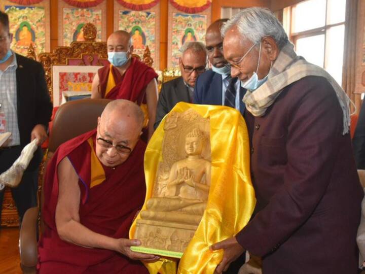 Nitish Kumar gave the Dalai Lama an idol of Lord Buddha. The Dalai Lama is in Bodh Gaya after a gap of two years. On New Year's Day, there will be a ceremony when lamas will pray for the longevity of Dalai Lama. (Source: @NetTibet)