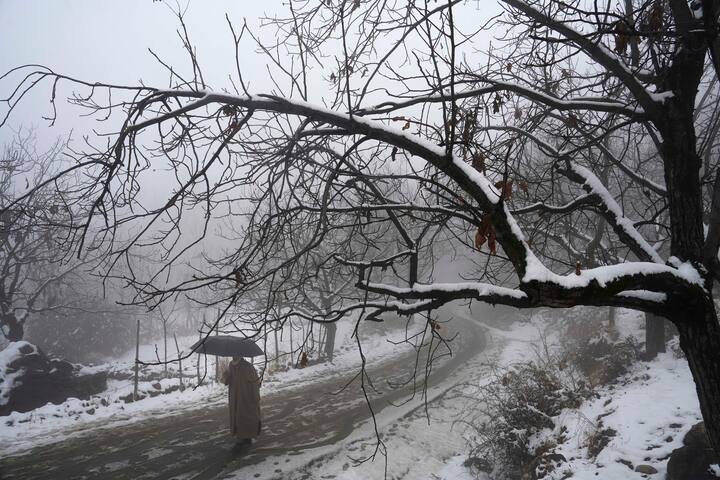 উপত্যকার সমতলে মরসুমের প্রথম তুষারপাত হয়েছে। শ্রীনগর-লেহ জাতীয় সড়কে বরফ জমে গাড়ির যাতায়াতও ব্যহত হয়েছে। পরে বিআরও-এর তরফে বরফ সরানো হয়।
