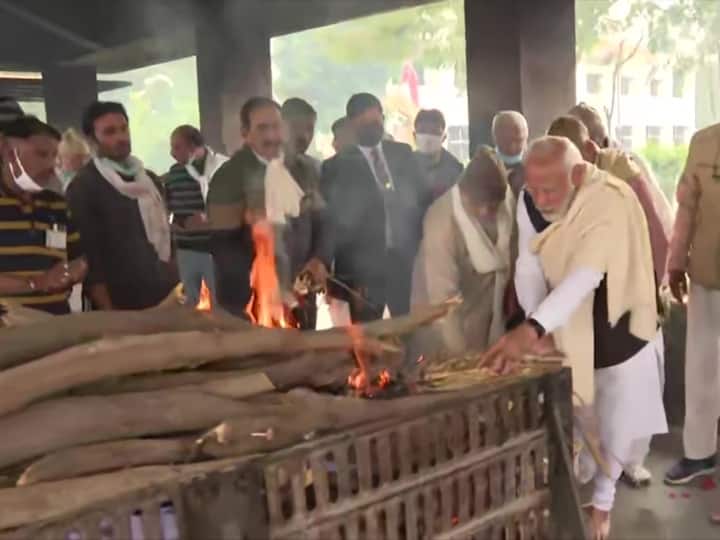 पीएम मोदी की मां हीराबेन के पार्थिव शरीर को मुखाग्नि दी जा चुकी है. पहले बड़े बेटे सोमभाई ने मुखाग्नि दी, उसके बाद पीएम मोदी और बाकी भाइयों ने भी मां की पार्थिव देह को मुखाग्नि दी.
