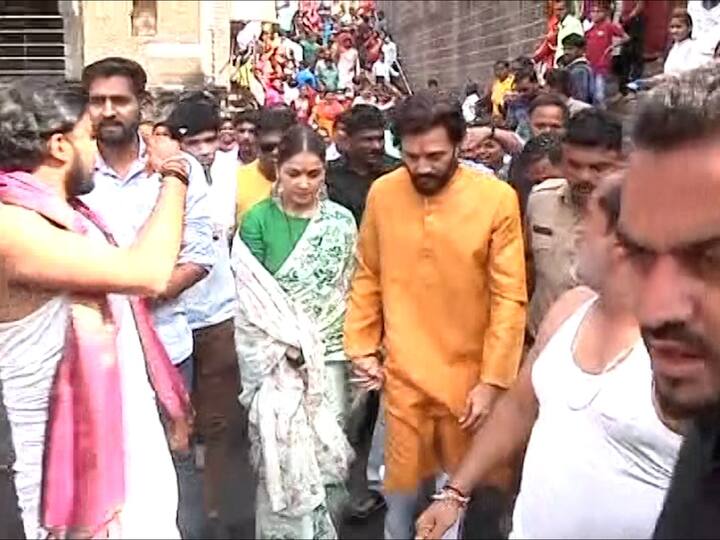 वेड या सिनेमाच्या माध्यमातून जिनिलियाने मराठी सिनेसृष्टीत तर रितेशने दिग्दर्शनात पदार्पण केलं आहे.