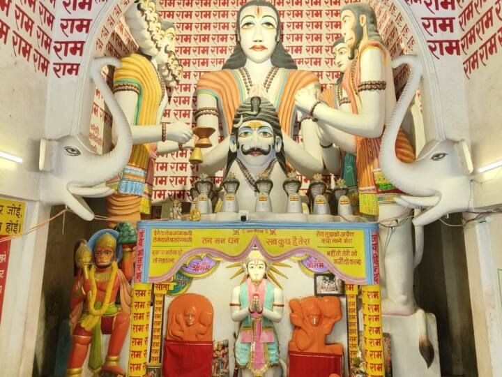 सनातन धर्म में भगवान राम और रामायण के सभी पत्रों की पूजा अर्चना की जाती है.लेकिन रामायण से जुड़े सभी पत्रों का एक स्थान पर विराजित होना कभी किसी ने नही देखा होगा.लेकिन इंदौर में एक ऐसा मंदिर है जहा एक साथ रामायण के सभी पात्र विराजमान हैं.इसमें रावण का परिवार भी शामिल है.इस मंदिर की दीवारों,खंभों,गंगनचुंबी गुंबदों से लेकर प्रवेश द्वारा सभी जगह भगवान राम का नाम अंकित है. जिनकी पूजा अर्चना सुबह शाम की जाती है तो वही 24 घंटे रामायण का पाठ सुनाई देता है.आइए इस मंदिर के दर्शन तस्वीरों के जरिए करते हैं. सभी तस्वीरों फिरोज खान की.