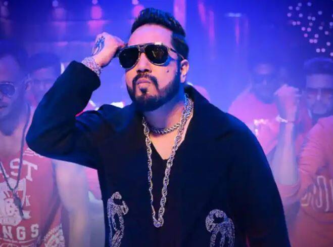 mika singh charge high fees for performance in anant ambani radhika merchant engagement 10 ਮਿੰਟ ਦੇ ਗੀਤ ਲਈ 1.5 ਕਰੋੜ! ਮੀਕਾ ਸਿੰਘ ਨੇ ਅਨੰਤ ਅੰਬਾਨੀ-ਰਾਧਿਕਾ ਦੀ ਮੰਗਣੀ ਪਾਰਟੀ ਤੋਂ ਵਸੂਲੀ ਵੱਡੀ ਰਕਮ