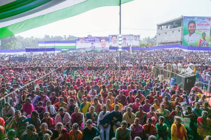 సభా వేదిక వద్ద మహిళలు