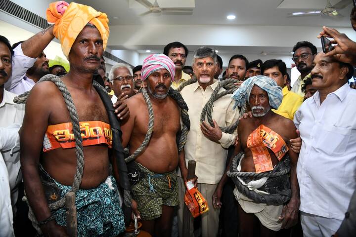 కల్లు గీత కార్మికులతో చంద్రబాబు...