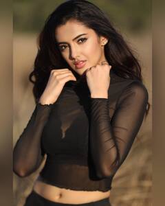 Malavika Sharma Photos: సినిమాల్లో కన్నా సోషల్ మీడియాలో చాలా బిజీగా ఉన్న మాళవిక శర్మ