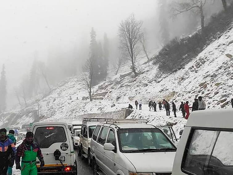 Himachal Pradesh: Police Rescue Tourists Stranded In Over 400 Vehicles In Atal Tunnel Himachal Pradesh: Police Rescue Tourists Stranded In Over 400 Vehicles In Atal Tunnel