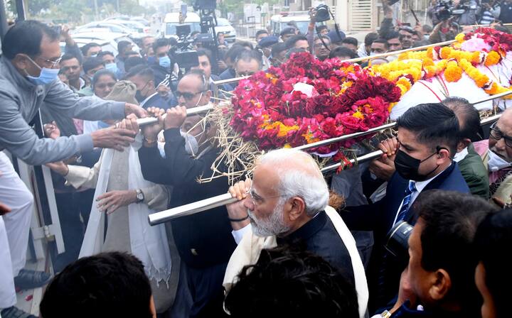 पंतप्रधान नरेंद्र मोदी यांनी 4 डिसेंबर रोजी गांधीनगरमध्ये आई हिराबेन यांची भेट घेतली होती. पंतप्रधान मोदींनी आईसोबत बराच वेळ गप्पाही मारल्या होत्या.