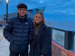 Flight attendant: खूबसूरत फ्लाइट अटेंडेंट को देख आहें भरते हैं लोग, पैसेंजर ने डेट का दिया ऑफर-  देखें तस्वीरें