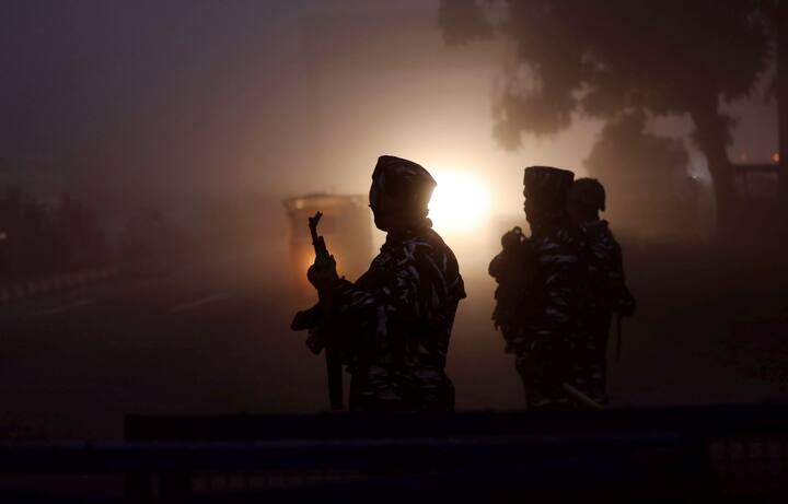 বর্ষশেষের মুখে বরফের দেখা মিলল কাশ্মীরে। রাতভর তুষারপাত কাশ্মীর উপত্যকায়। বরফের জন্য প্রভাব পড়েছে শ্রীনগর বিমানবন্দরের বিমান চলাচলও।