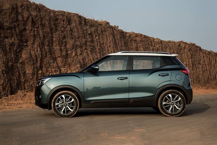 महिंद्रा एंड महिंद्रा अपनी एक्सयूवी300 कार पर 1 लाख रुपये तक का शानदार डिस्काउंट दे रही है. ये डिस्काउंट 31 दिसंबर तक के लिए है. महिंद्रा देश में अपनी इस कार की बिक्री 8.41 लाख रुपये से 14.07 लाख रुपये की कीमत में करती है.