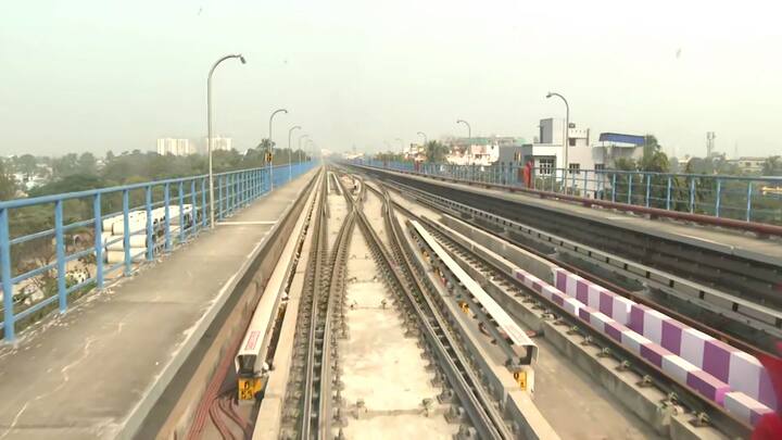 শুক্রবার আনুষ্ঠানিক সূচনা হলেও, জোকা-তারাতলা রুটে বাণিজ্যিক ভাবে মেট্রো পরিষেবা শুরু হতে পারে ২ জানুয়ারি থেকে।  মেট্রোরেল সূত্রে খবর, মাঝেরহাট থেকে এসপ্ল্যানেড পর্যন্ত বাকি অংশের কাজও দ্রুত গতিতে চলছে।
