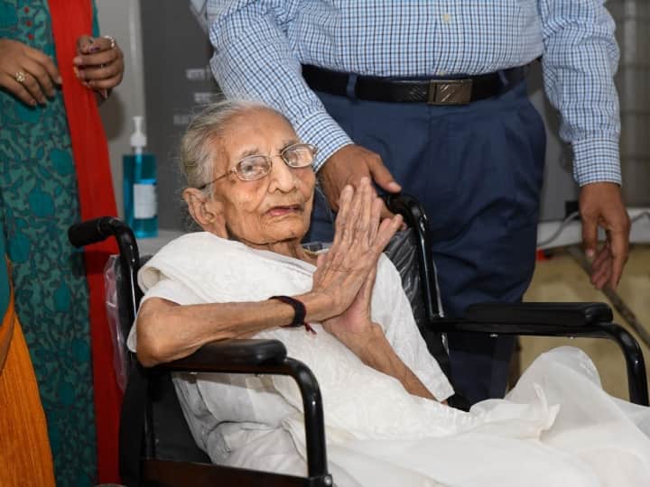 हीराबेन ने पिछले साल मोदी का समर्थन करते हुए कोविड 19 के टीका को लेकर आईं अफवाहों के बीच टीका लगवाने के लिए लोगों को प्रेरित किया.